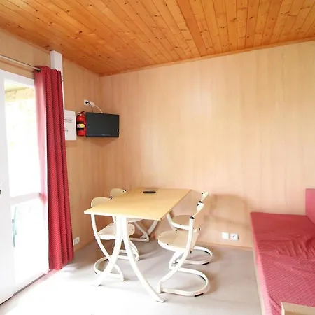 Cosy A : 4 Pers, 2 Chbres, Terrasse, Tennis, Randos, Animaux Acceptes - Fr-1-742-439 * Salers